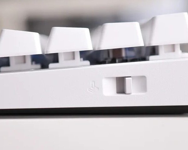 Крошечная и яркая: Logitech представила оптическую клавиатуру для геймеров