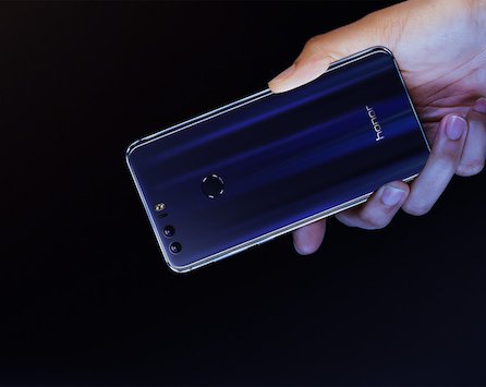 Huawei представила доступный смартфон Honor 8 в стеклянном корпусе