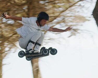 Альтернатива самокатам: представлены электролыжи на колёсиках Skwheel One