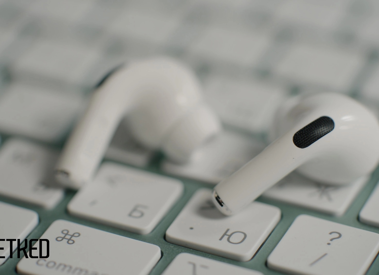 Apple вместе с iPhone 15 представит AirPods с новым зарядным футляром